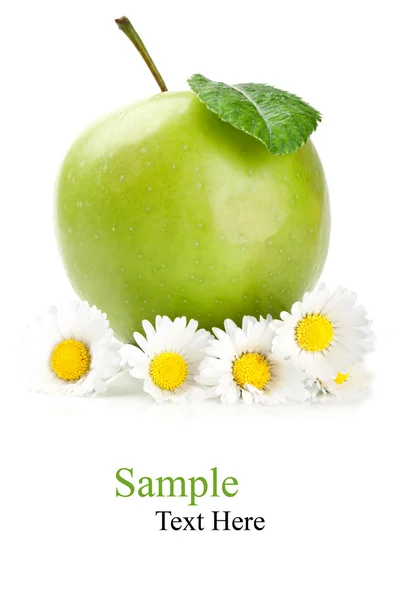 Свіже яблуко і квіти — стокове фото