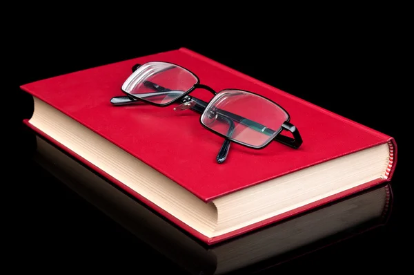 Gözlük ve kırmızı kitap — Stok fotoğraf