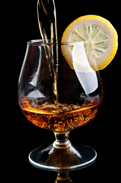 Cognac med citron i en klassisk glas — Stockfoto