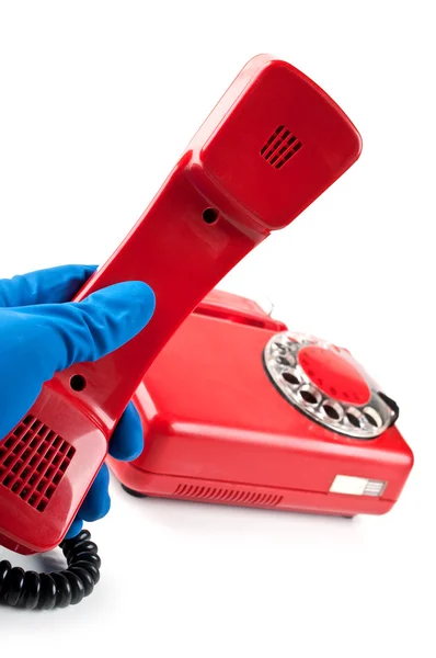 赤い携帯電話を選んだ青い手袋で男します。 — ストック写真