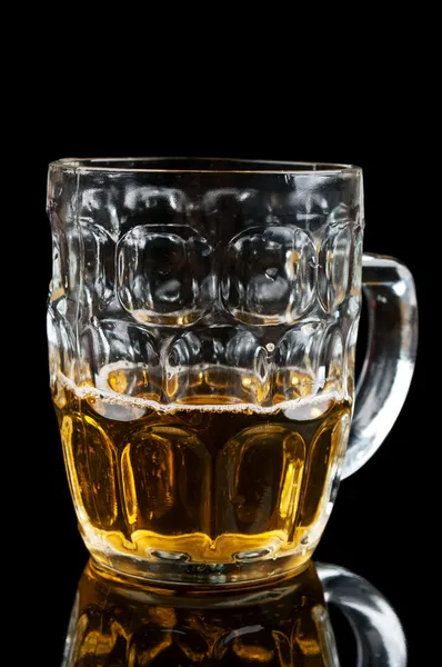 Half vol glas bier — Stockfoto