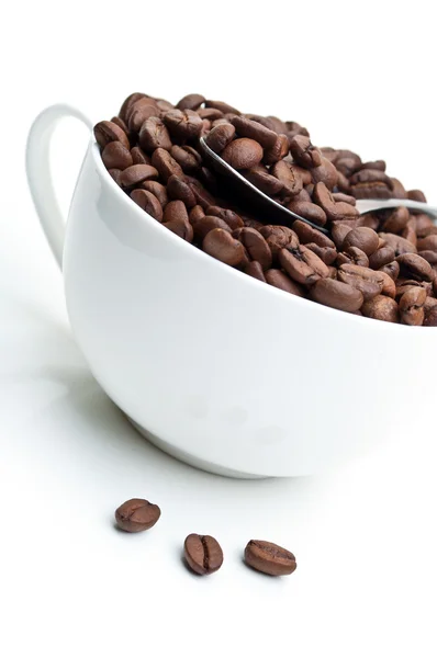 Plný pohár s kávová zrna — Stock fotografie
