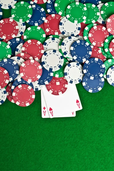 Dois ases e fichas de poker — Fotografia de Stock