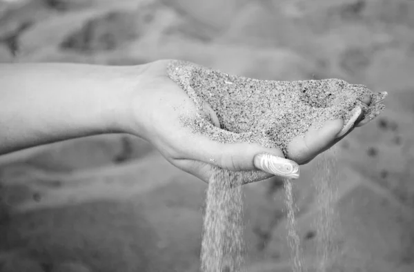 Sabbia versa mano — Foto Stock
