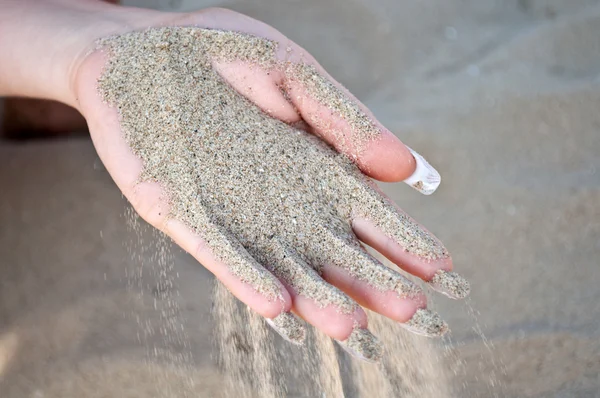 Main de sable se déverse — Photo