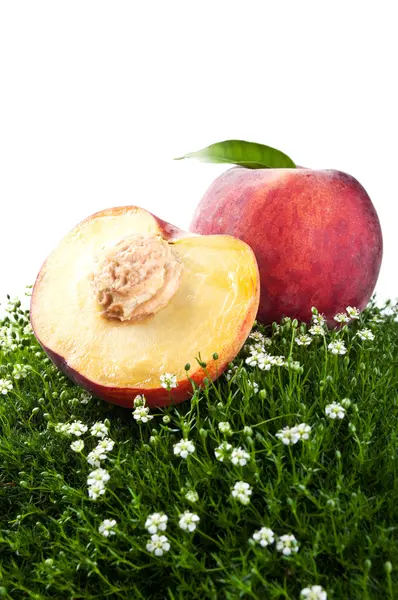 Fresh peach isolated on a white background — Stockfoto