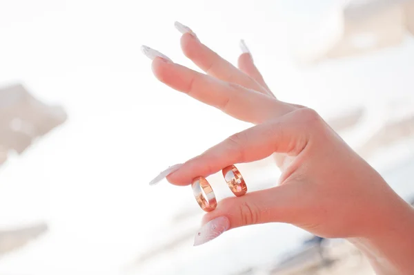 Wedding rings in the hands of women — Stock Photo, Image