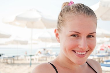 seksi kadın sahilde rahatlatıcı