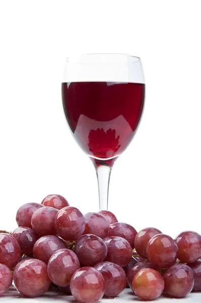 Um copo de vinho e uvas vermelhas — Fotografia de Stock