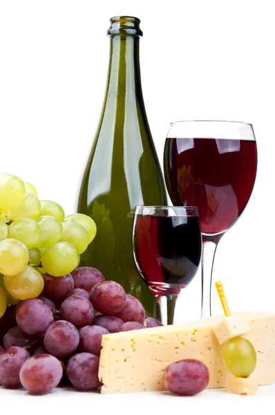 Botella de vino tinto y uvas —  Fotos de Stock
