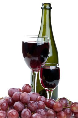 Bir kadeh şarap ve kırmızı üzüm.