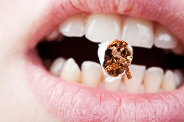 Sigaret in de mond — Stockfoto