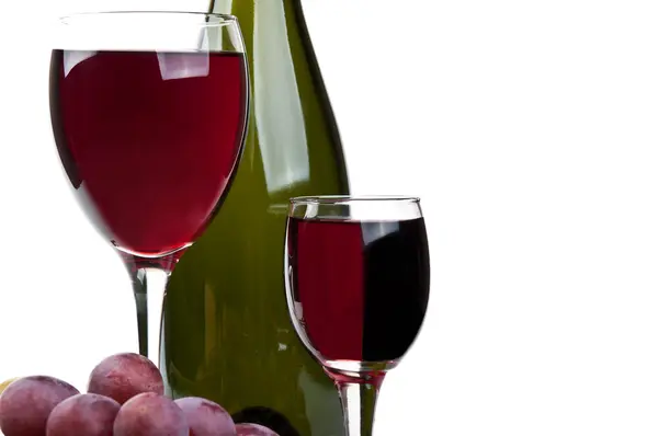 Copa de vino y uvas tintas —  Fotos de Stock