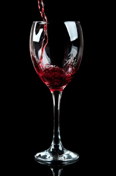 Vino versato in un bicchiere — Foto Stock