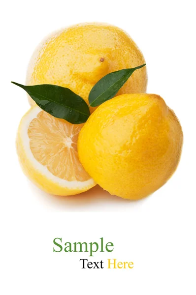Свіжий лимон з зеленим листям — стокове фото