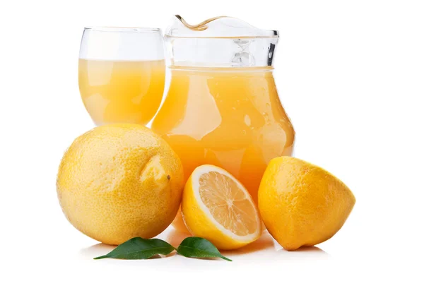 Čerstvé citrony a šťáva — Stock fotografie