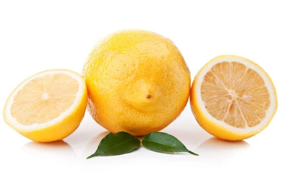 Verse citroen met groen blad — Stockfoto