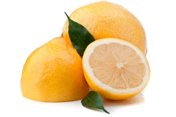 Färsk citron med grönt blad — Stockfoto
