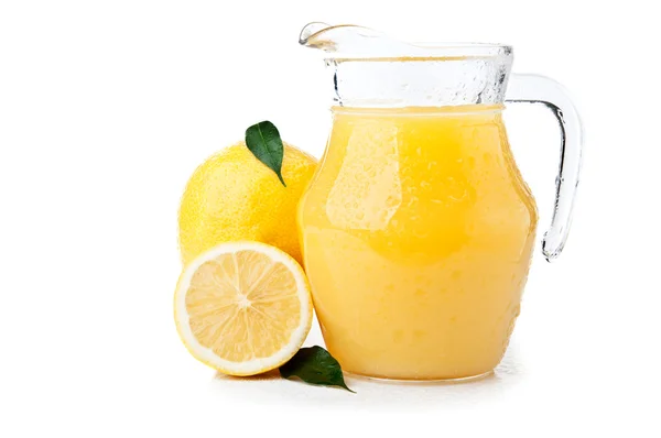Frische gelbe Zitronen und Saft — Stockfoto