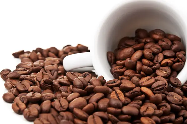 Geröstete Kaffeebohnen in Tasse — Stockfoto