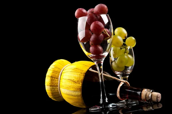 Uvas e uma garrafa de vinho — Fotografia de Stock
