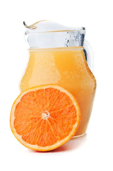 Orange und Orangensaft in Karaffe — Stockfoto