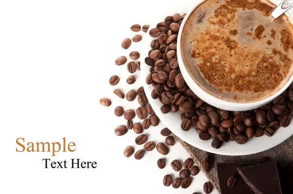 Xícara de cappuccino quente e grãos de café — Fotografia de Stock