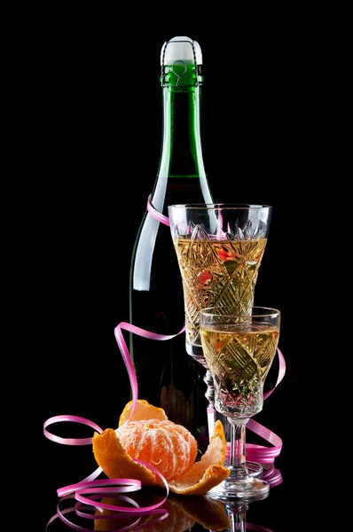 Láhev šampaňského a mandarinka — Stock fotografie