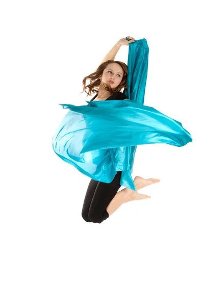 Молода красива жінка стрибає на ізольованому білому тлі — стокове фото