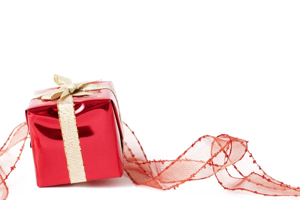 Yay ile kırmızı hediye kutusu — Stok fotoğraf