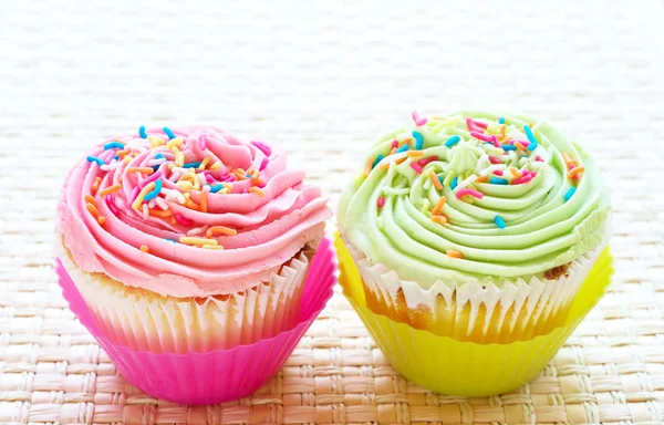 Cupcakes de baunilha com cobertura de morango e limão — Fotografia de Stock