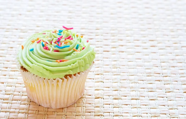 Vanilla cupcake with lime icing — Stock Photo, Image