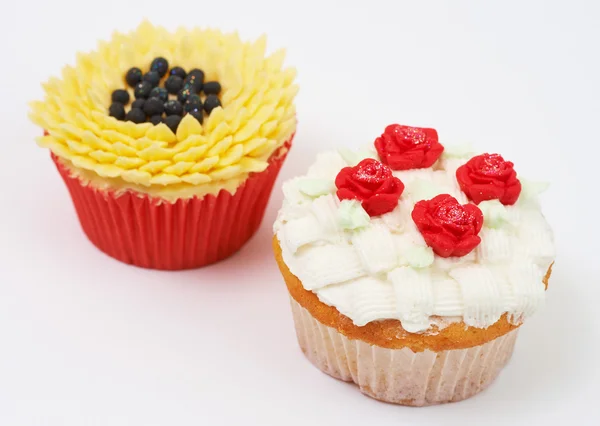 Dos cupcakes con técnicas decorativas — Foto de Stock