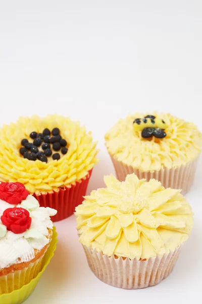 Variedad de cupcakes con técnicas decorativas — Foto de Stock