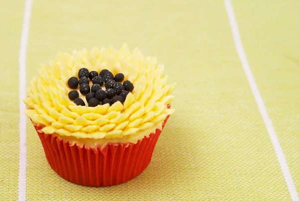 Vanilla cupcake with sunflower decoration — Stock Photo, Image