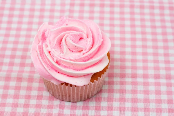 香草蛋糕与粉红色的玫瑰糖霜 图库照片