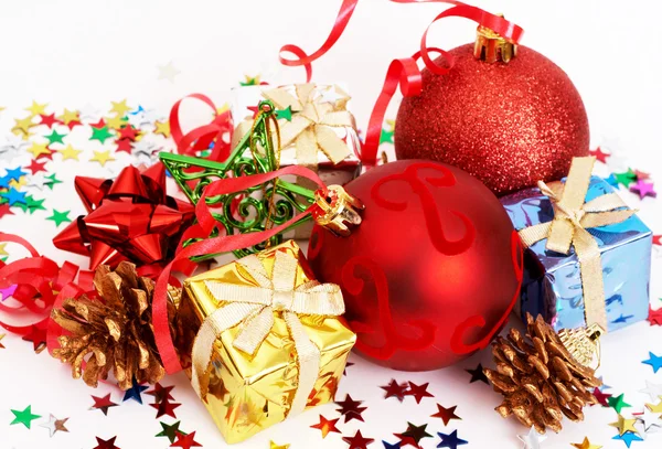 Piros karácsonyi baubles és egyéb dekorációk Stock Kép