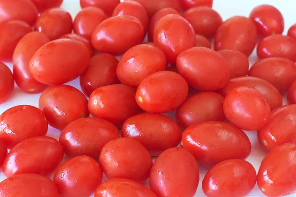 Tomates rosa bebê em branco — Fotografia de Stock