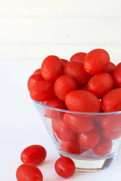 Tomates rosa bebê em branco — Fotografia de Stock