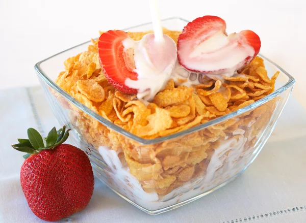 Cuenco de copos de maíz de desayuno con fresas — Foto de Stock
