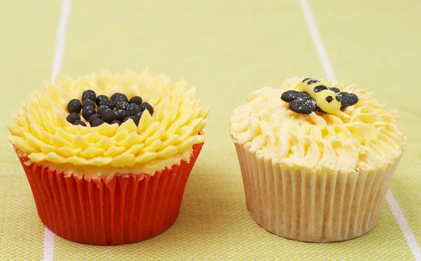 Vanilkový cupcakes s dekorace slunečnice a včela Stock Obrázky
