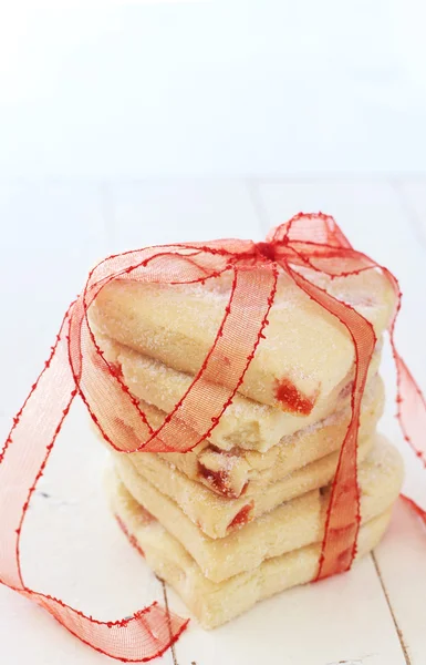 Biscoitos em forma de coração no branco — Fotografia de Stock