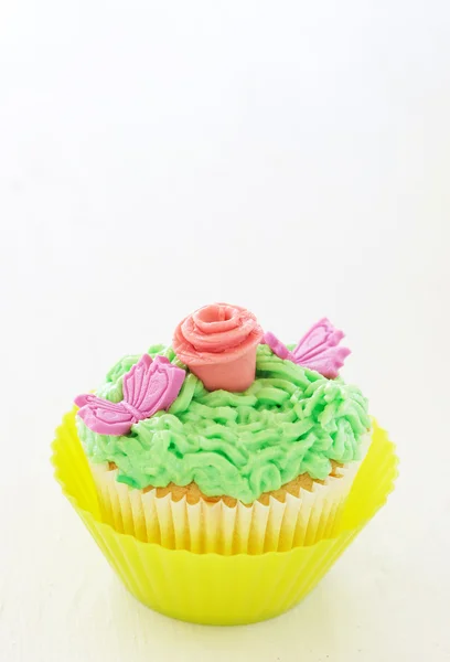 Vanilla cupcake with rose decorations — Stock Photo, Image