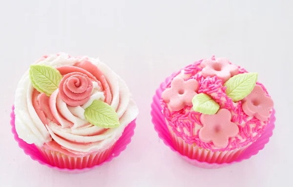 Vanilla cupcakes with flower decorations — Stock Photo, Image