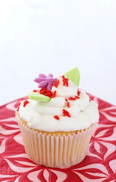 Vanilla cupcake with flower decorations — Φωτογραφία Αρχείου