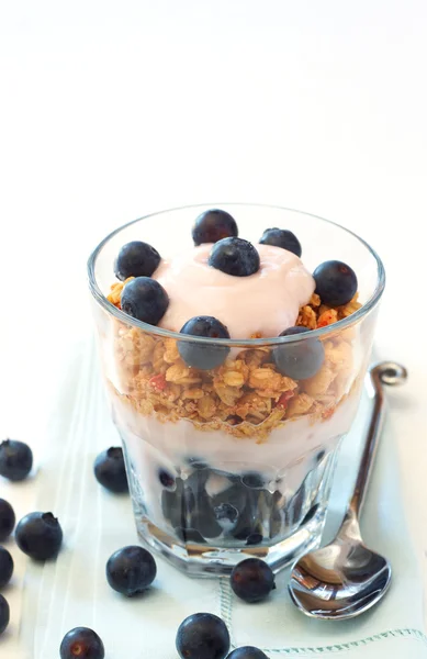 Hälsosam frukost med müsli, yoghurt och bär Stockbild