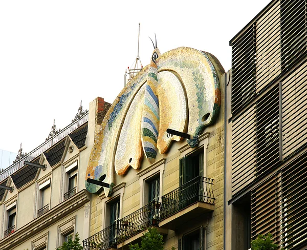 Detalj av byggnaden av den "papallona" i barcelona — Stockfoto