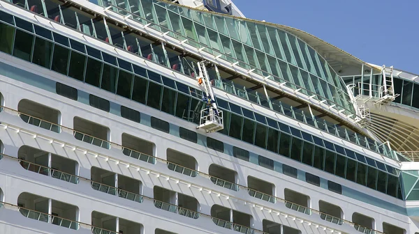 Sauberkeit von Fenstern und Balkonen eines transatlantischen. — Stockfoto