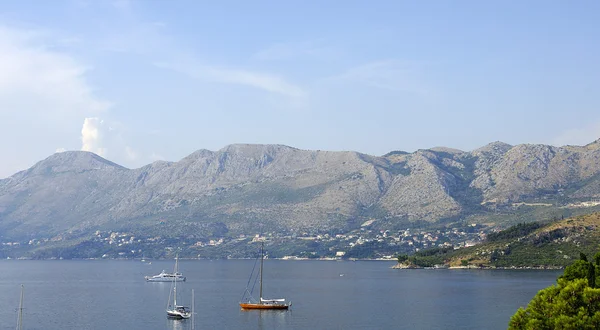 Panoramiczne morza morza adriatyckiego wybrzeża miasta cavtat, Chorwacja. — Zdjęcie stockowe