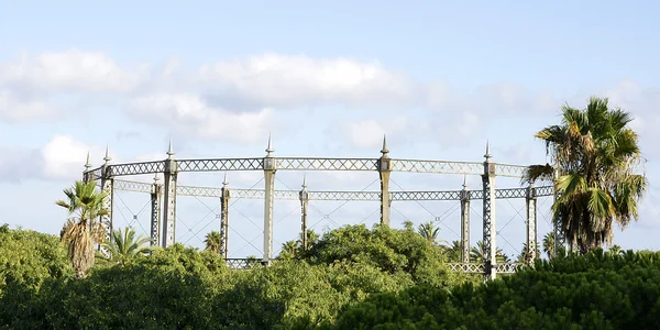 Metall struktur cirkulerar i en park i barceloneta — Stockfoto